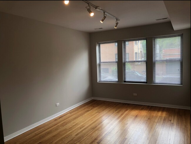 Amplia sala de estar - 2440 W North Shore Ave