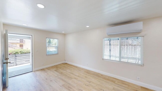 Building Photo - Charming 2 bed, 1.5 bath home with views of Downtown!