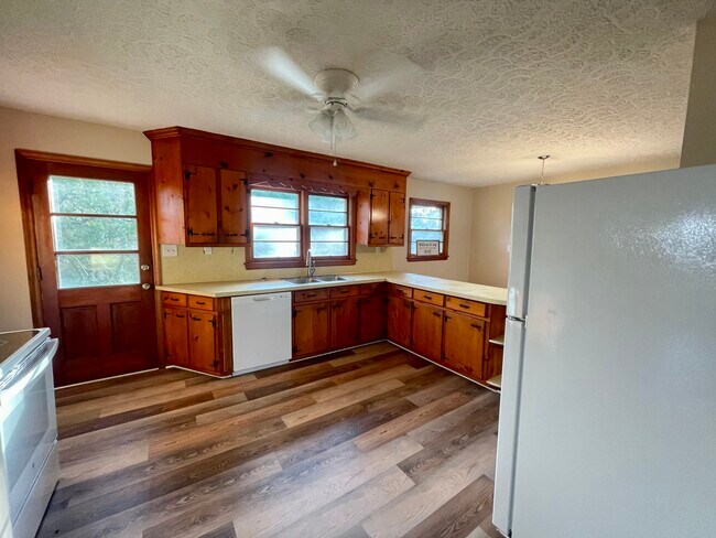 Building Photo - 2106 Railview Rd