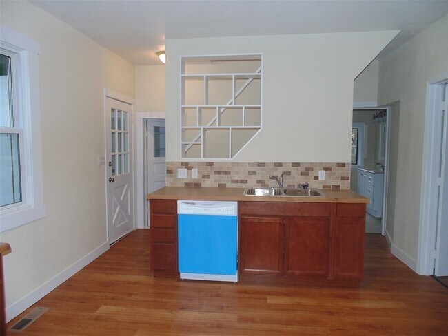 Building Photo - Large 4 Bed House with Fenced Yard