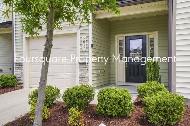 Building Photo - Townhome | Washer/ Dryer Included | Back P...