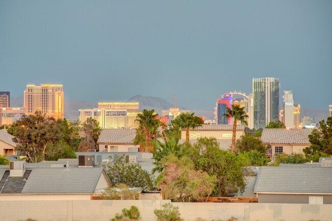 Building Photo - GORGEOUS 3 BEDROOMS UNIT IN THE SOUTHWEST!...