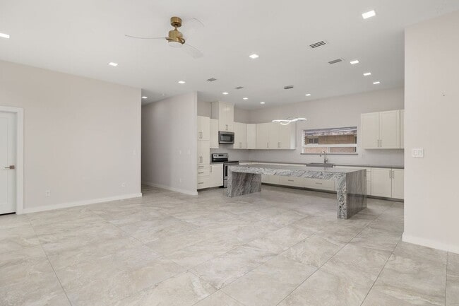 Foto del edificio - 2041 Lake View Dr