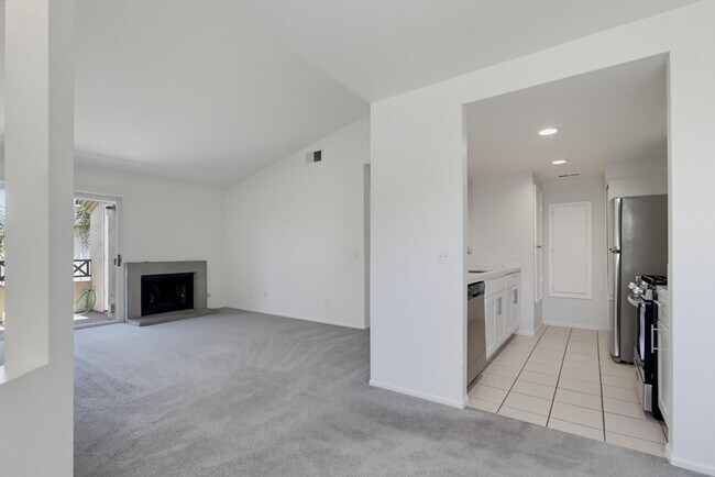 Building Photo - 2047 Lakeridge Cir