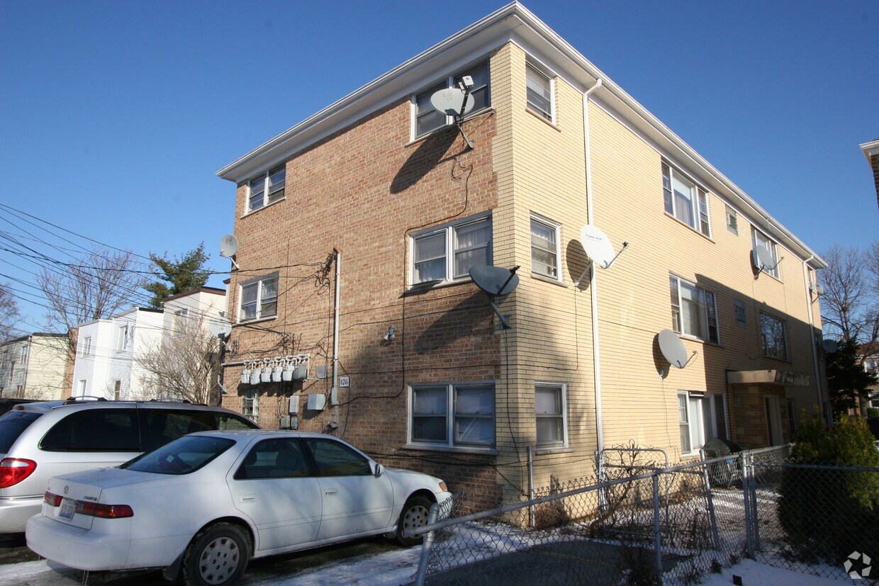 Foto del edificio - 8216 Kilpatrick Ave