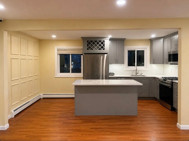 Building Photo - 289 Great East Neck Rd