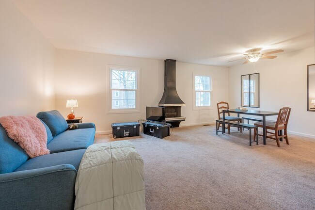 Building Photo - 4 Bedroom Townhome Available 07/01/24