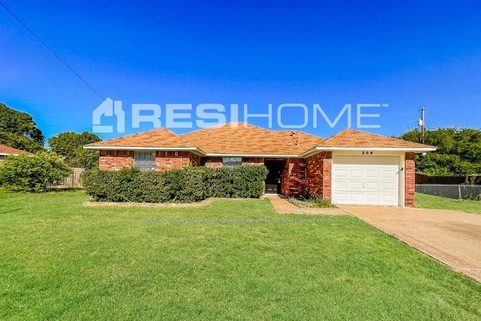 Photo - 209 Madre Cir (Red Oak, TX)