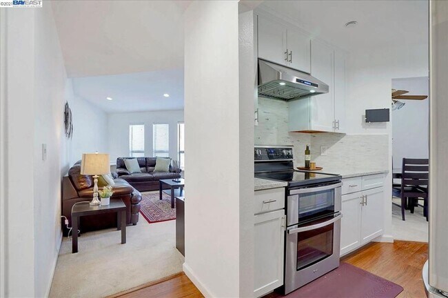 Foto del edificio - $2,890- GORGEOUS 2 BEDROOM CONDO IN CENTRA...