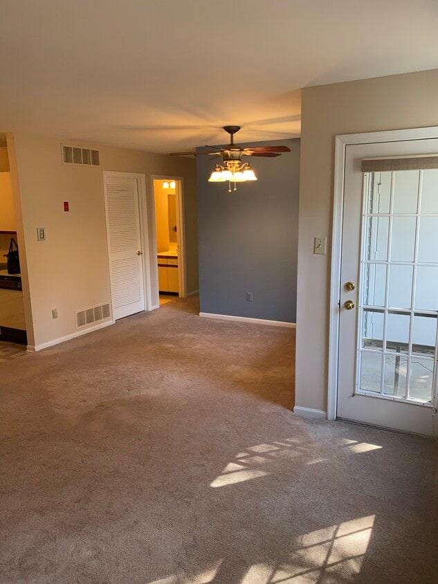 Primary Photo - 104 Diamond Dr