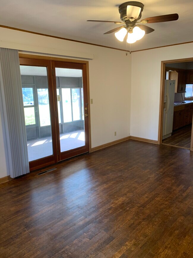 Building Photo - 736 S Link