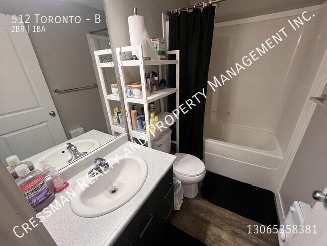 Photo du bâtiment - 2 Bed 1 Bath Basement Suite in Churchill Downs