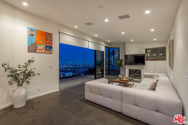 Foto del edificio - 8634 Franklin Ave