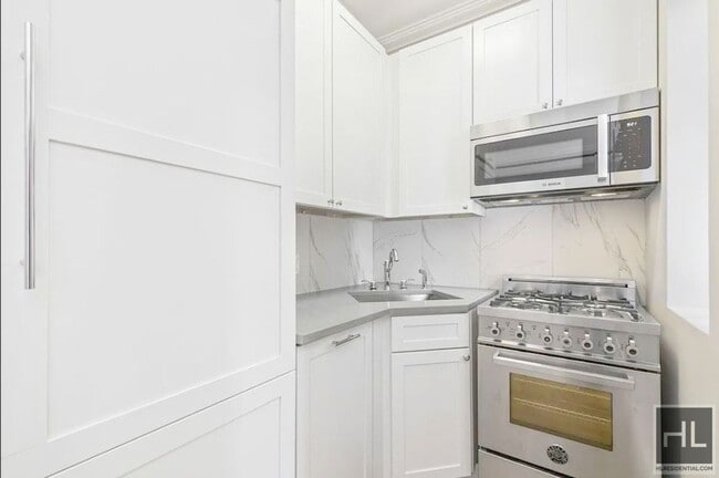 Building Photo - 252 W 76th St