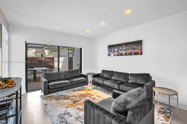 Building Photo - 3021 Oaktree Ln
