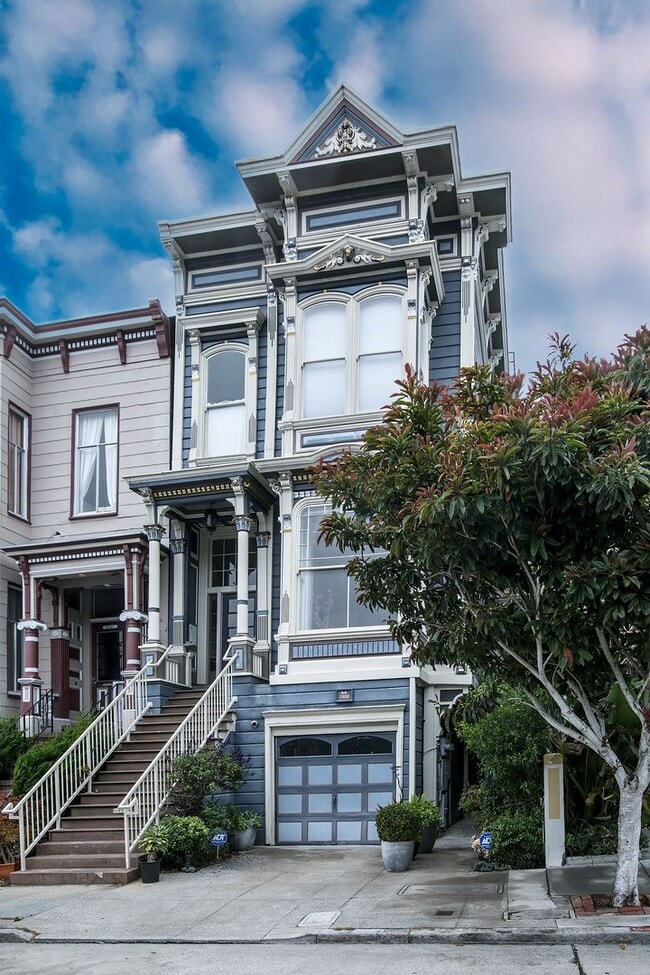 Photo - Elegant Victorian Furnished Garden Flat on... House