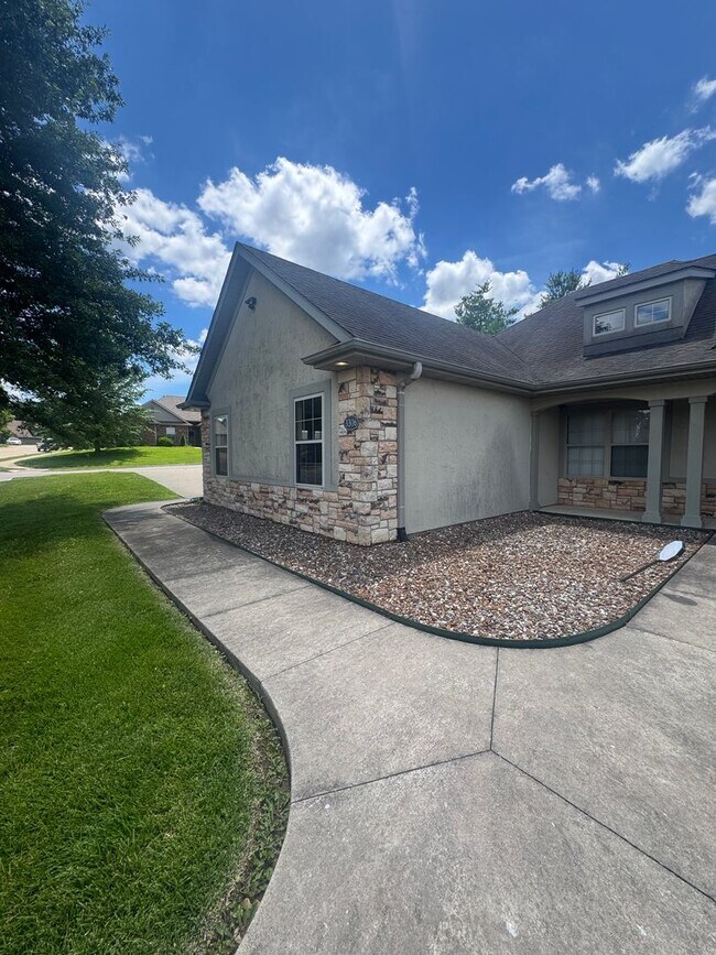 Building Photo - 3 bedroom 2 bath house w/ 2 car garage