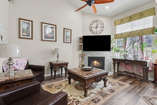 Foto del edificio - Updated 2 bed 2.5 bath End Unit Townhome in Lochmoor!