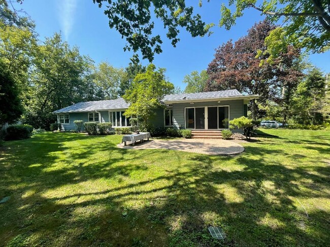 Building Photo - 515 E Blodgett Ave