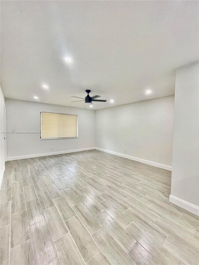 Building Photo - 2300 SW 18th Terrace