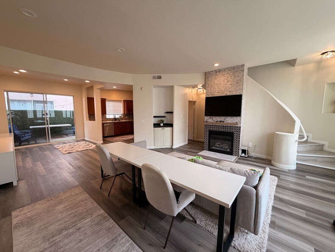 Modern 3 Bed, 3 Bath Home with New Appliances, A/C, 2 Car Garage, Patio, and Balcony - Modern 3 Bed, 3 Bath Home with New Appliances, A/C, 2 Car Garage, Patio, and Balcony