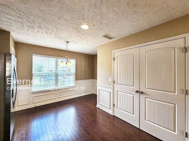 Building Photo - 2104 Debonair Ln
