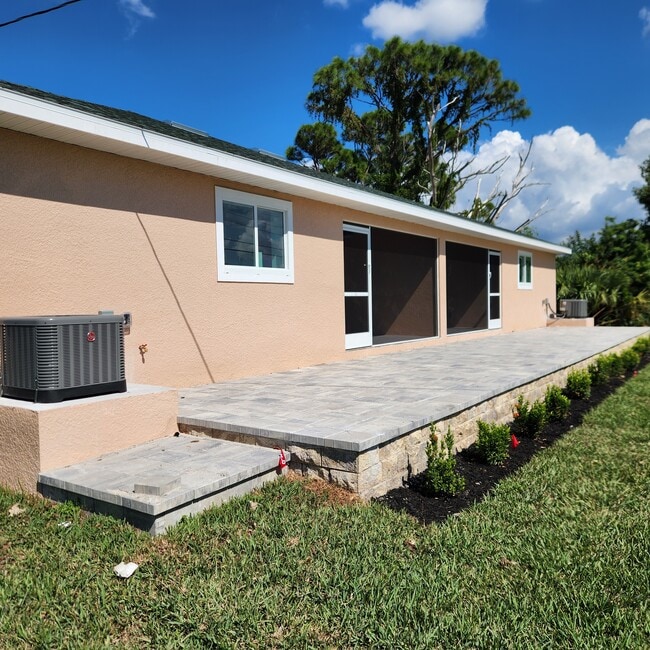 Building Photo - 5635 Genesee Pky