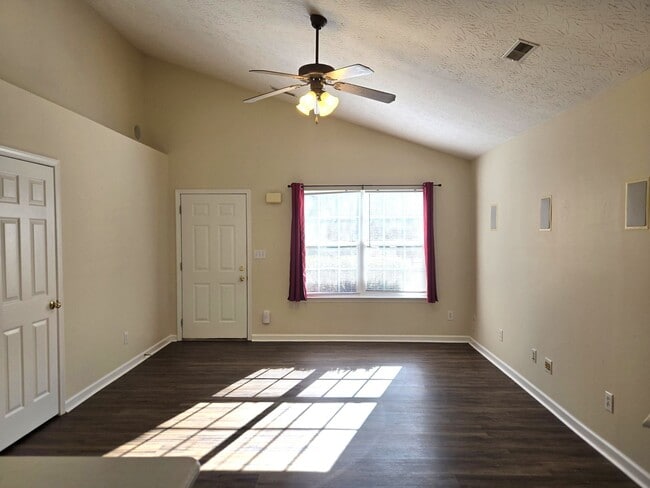 Foto del edificio - 3 Bedroom Ranch in Great Acres 251024