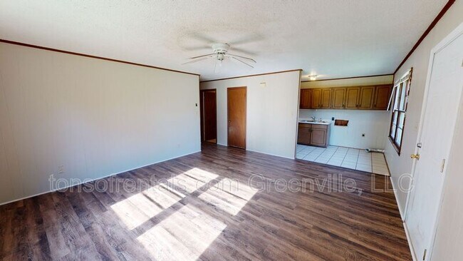 Building Photo - 218 Oakway Ave