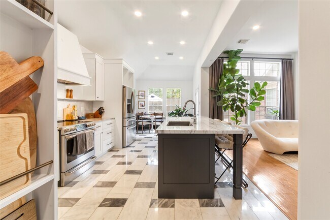 Building Photo - 1611 Lakeside Enclave Dr