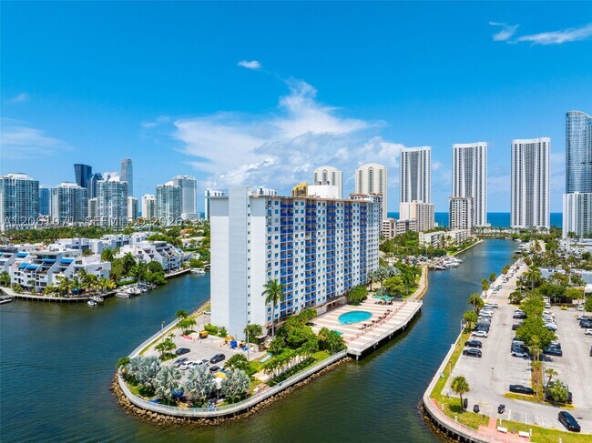 Foto del edificio - 400 Kings Point Dr