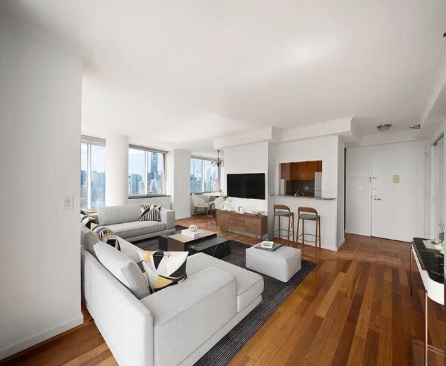 Building Photo - 3 bedroom in Long Island City NY 11109