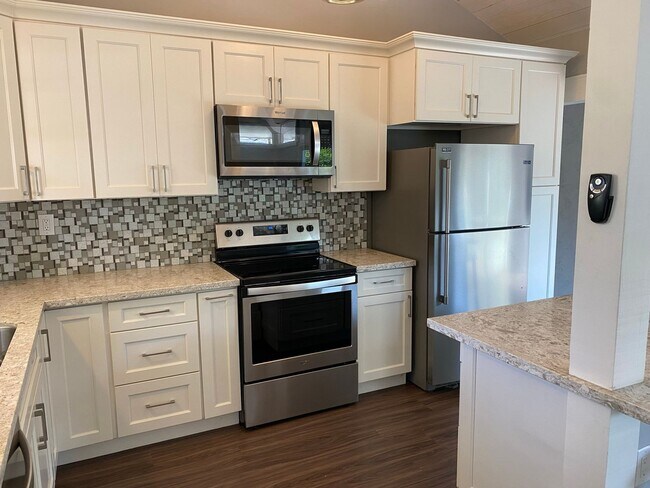 Foto del edificio - Beautifully Remodeled 2 Bedroom 2 Bath Sin...