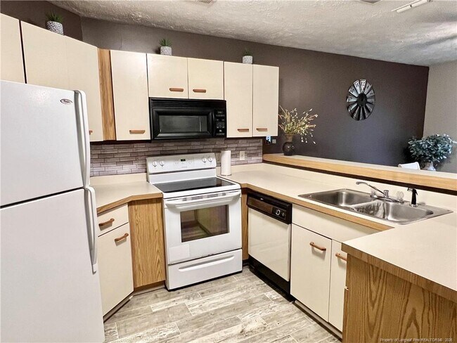 Foto del edificio - 6792 Willowbrook Dr