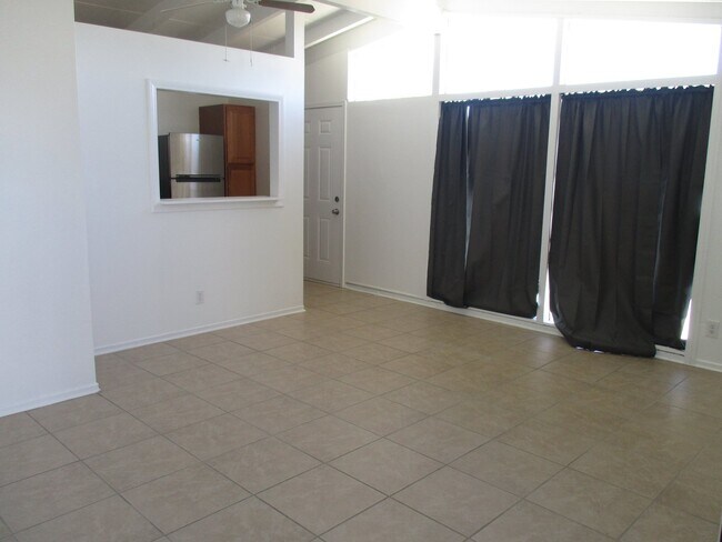 Building Photo - 2 Bedroom 1 Bath