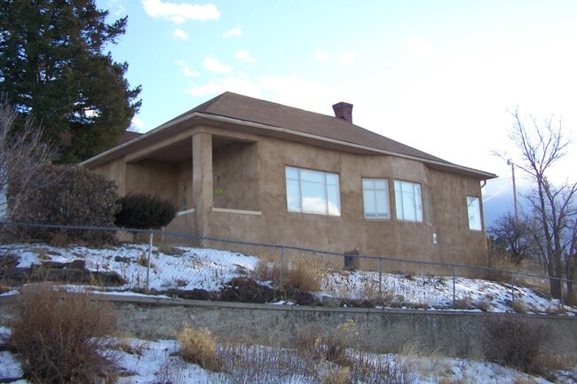 Building Photo - 401 S Oak St