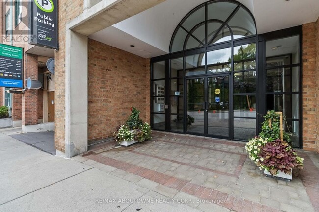 Building Photo - 221 Robinson St