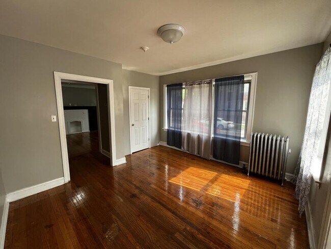 Building Photo - 740 E 78th St