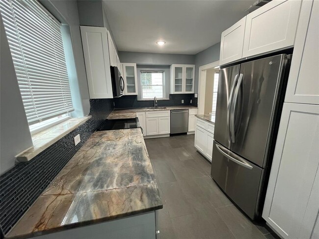 Building Photo - 403 W Saulnier St