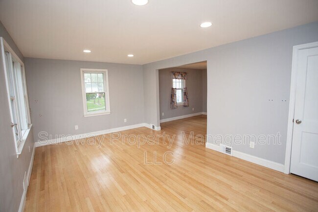 Building Photo - 525 S Vineyard Blvd