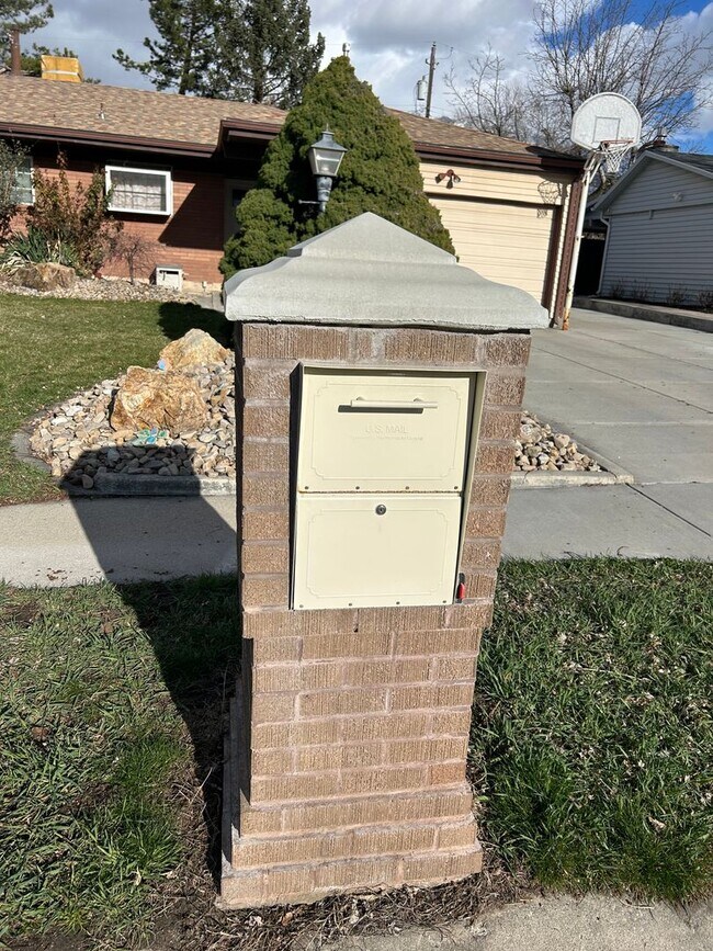 Building Photo - Spacious 5 Bed 3 Bath Home in Cottonwood H...