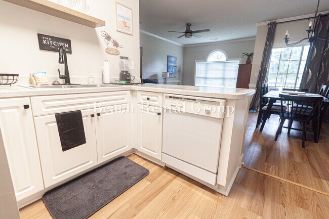 Building Photo - Furnished Unit Overlooking Golf Course