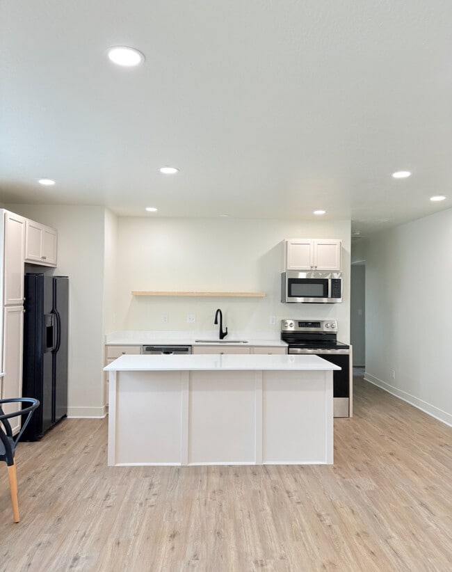 Building Photo - 754 Pine View Dr