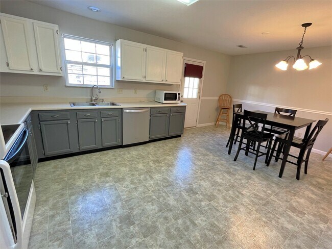 Foto del edificio - 1039 Willow Creek Cir