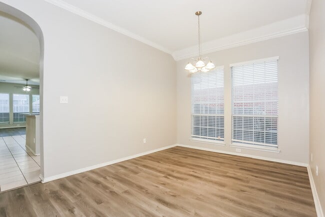 Building Photo - 4617 Seneca Dr
