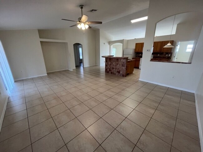 Foto del edificio - 311 Nicholas Pkwy E