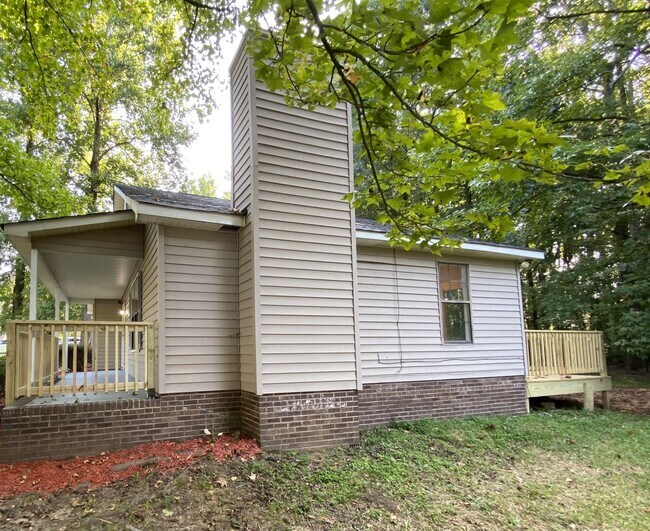 Building Photo - Great, 3-bed / 2 full bath location off th...