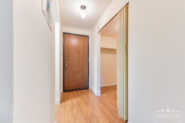 Photo du bâtiment - Coastal Living in a 55+ Community Spacious 1 Bedroom Across from Semiahmoo Shopping Centre