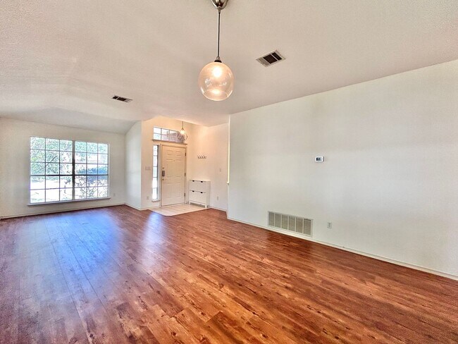 Foto del edificio - Charming 3/BR 2/BA Home with Covered Deck ...