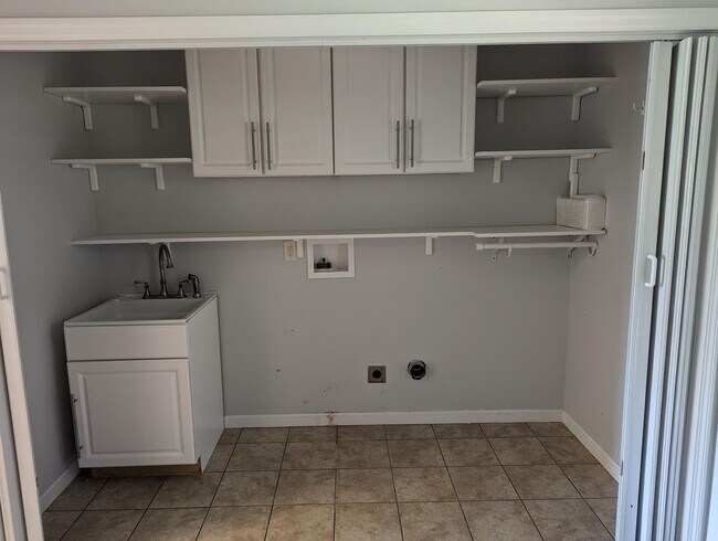 Building Photo - Single home ready to rent - Flexible lease...